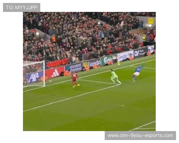 利物浦借助交叉跑动多次切入禁区，撕裂防线展现战术精妙